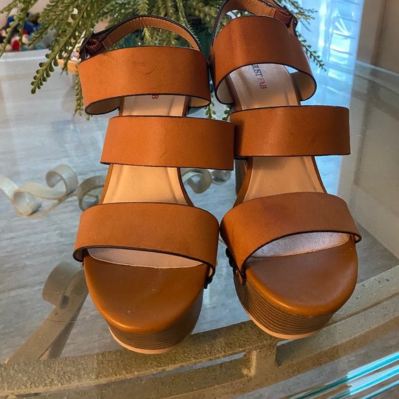 Sandals - Picture 2 of 3